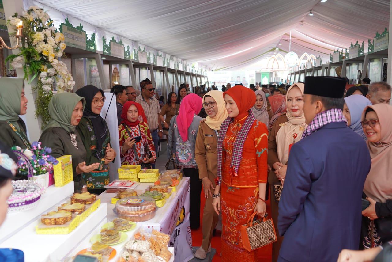 Ketua Dekranasda Prov. Kalteng Ivo Sugianto Sabran Buka Bazar UMKM MTQ VII KORPRI Tingkat Nasional Tahun 2024
