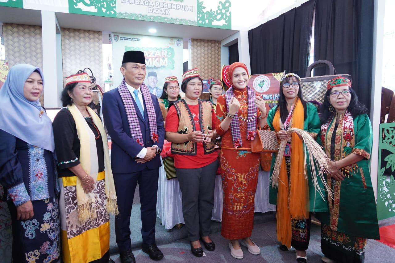 Ketua Dekranasda Prov. Kalteng Ivo Sugianto Sabran Buka Bazar UMKM MTQ VII KORPRI Tingkat Nasional Tahun 2024