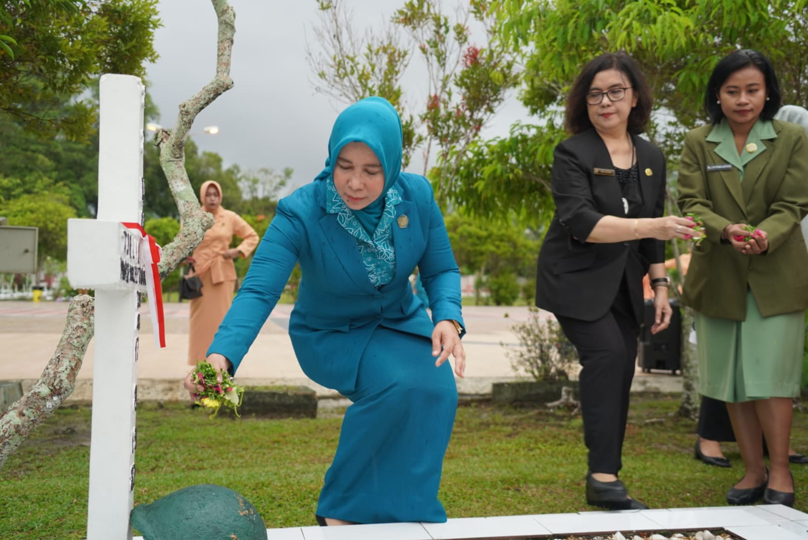 Peringatan Hari Ibu ke-95, Pemprov. Kalteng Melalui Dinas P3APPKB Laksanakan Ziarah Rombongan dan Tabur Bunga di TMP Sanaman Lampang