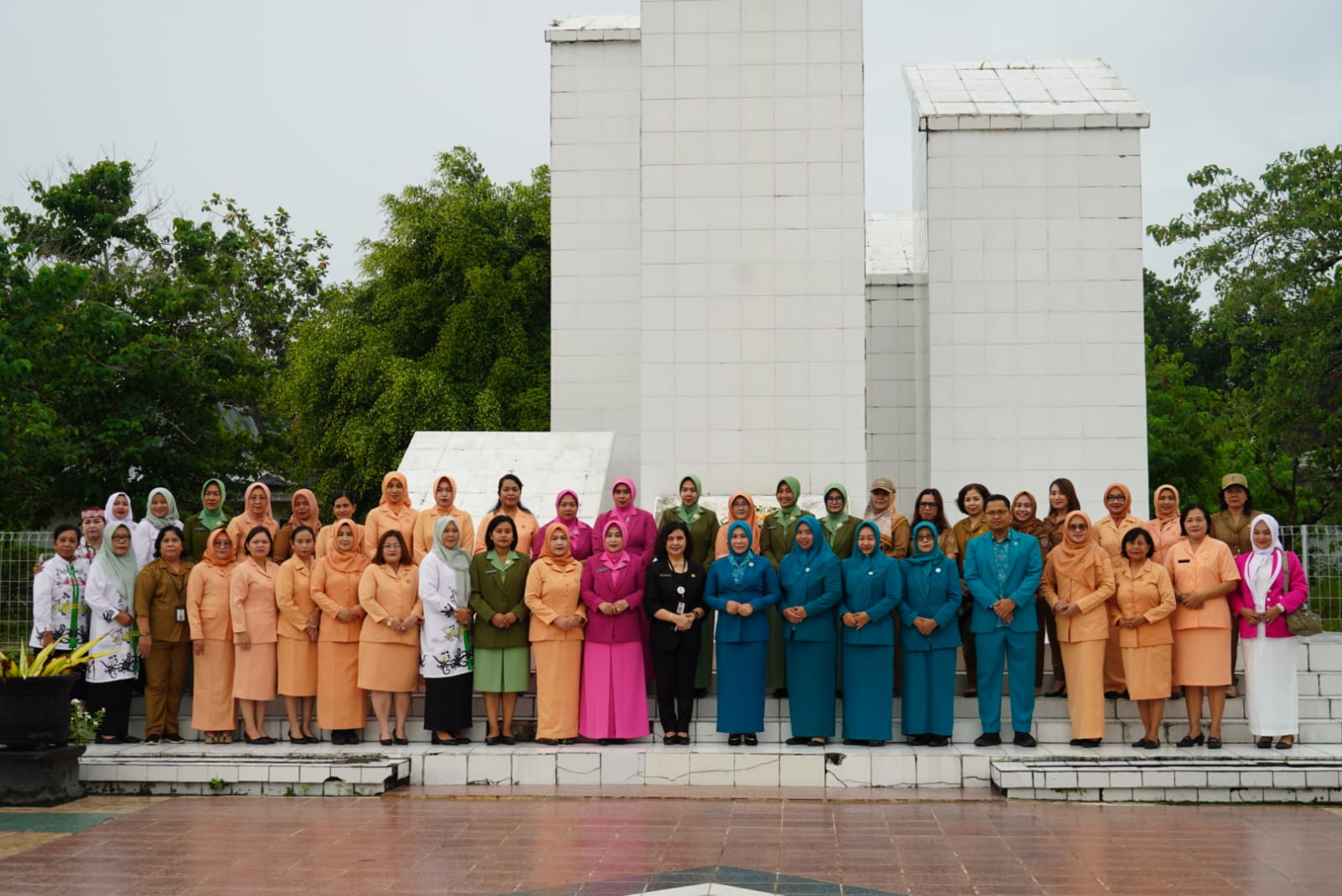 Peringatan Hari Ibu ke-95, Pemprov. Kalteng Melalui Dinas P3APPKB Laksanakan Ziarah Rombongan dan Tabur Bunga di TMP Sanaman Lampang
