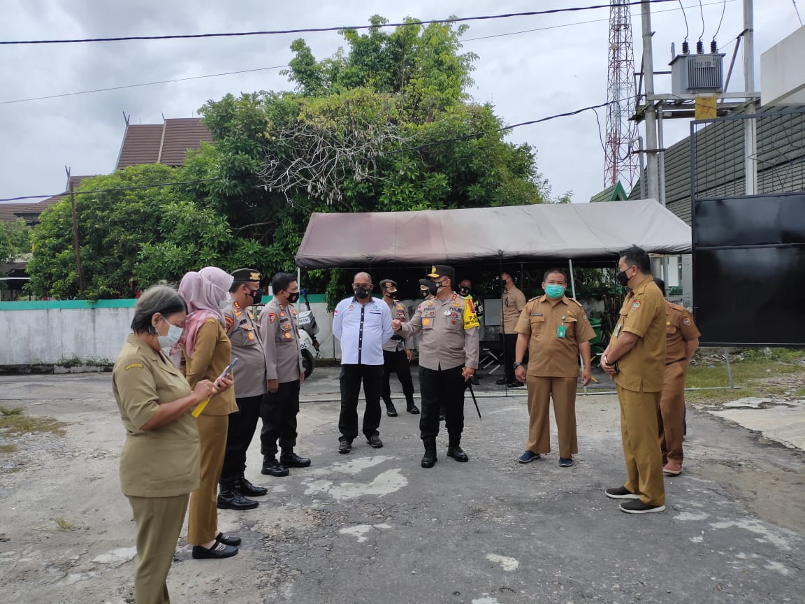 Vaksin Covid-19 Tiba Hari Ini, Kapolda dan Dinkes Cek Kesiapan Gudang Farmasi Dinkes Prov. Kalteng