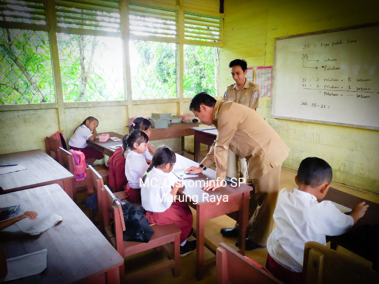 Wabup Mura Memotivasi Anak-Anak SD Negeri Muara Joloi 1    