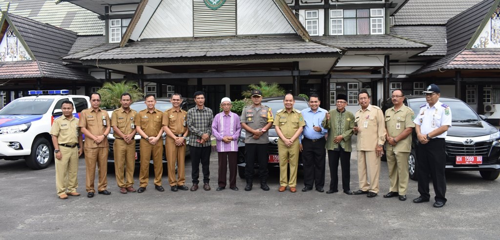 Bupati Serahkan Enam Mobil Operasional