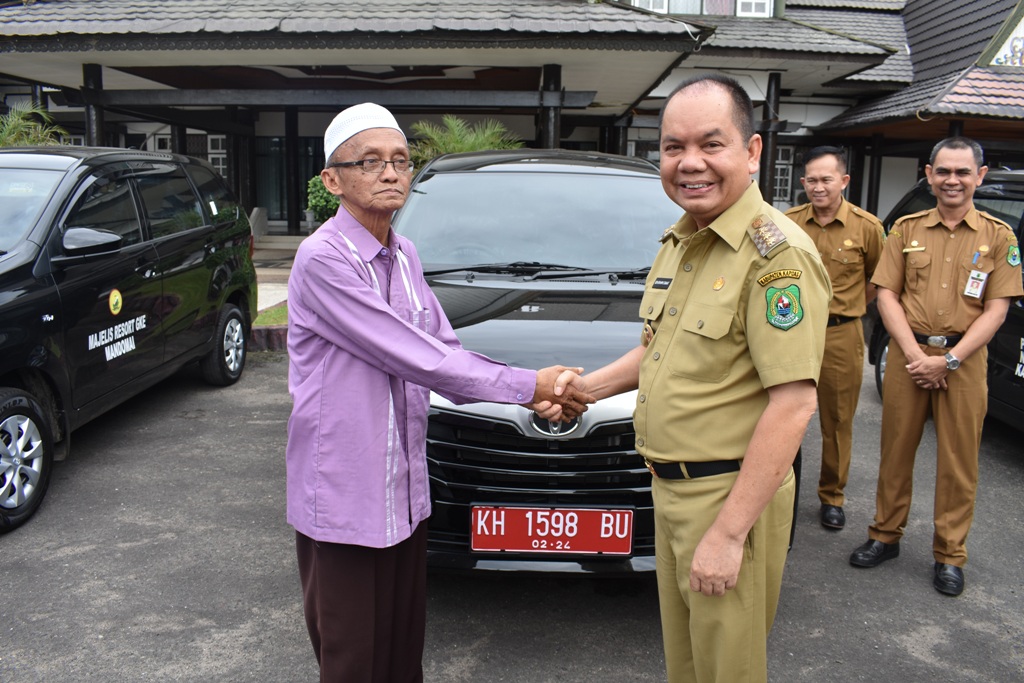 Bupati Serahkan Enam Mobil Operasional