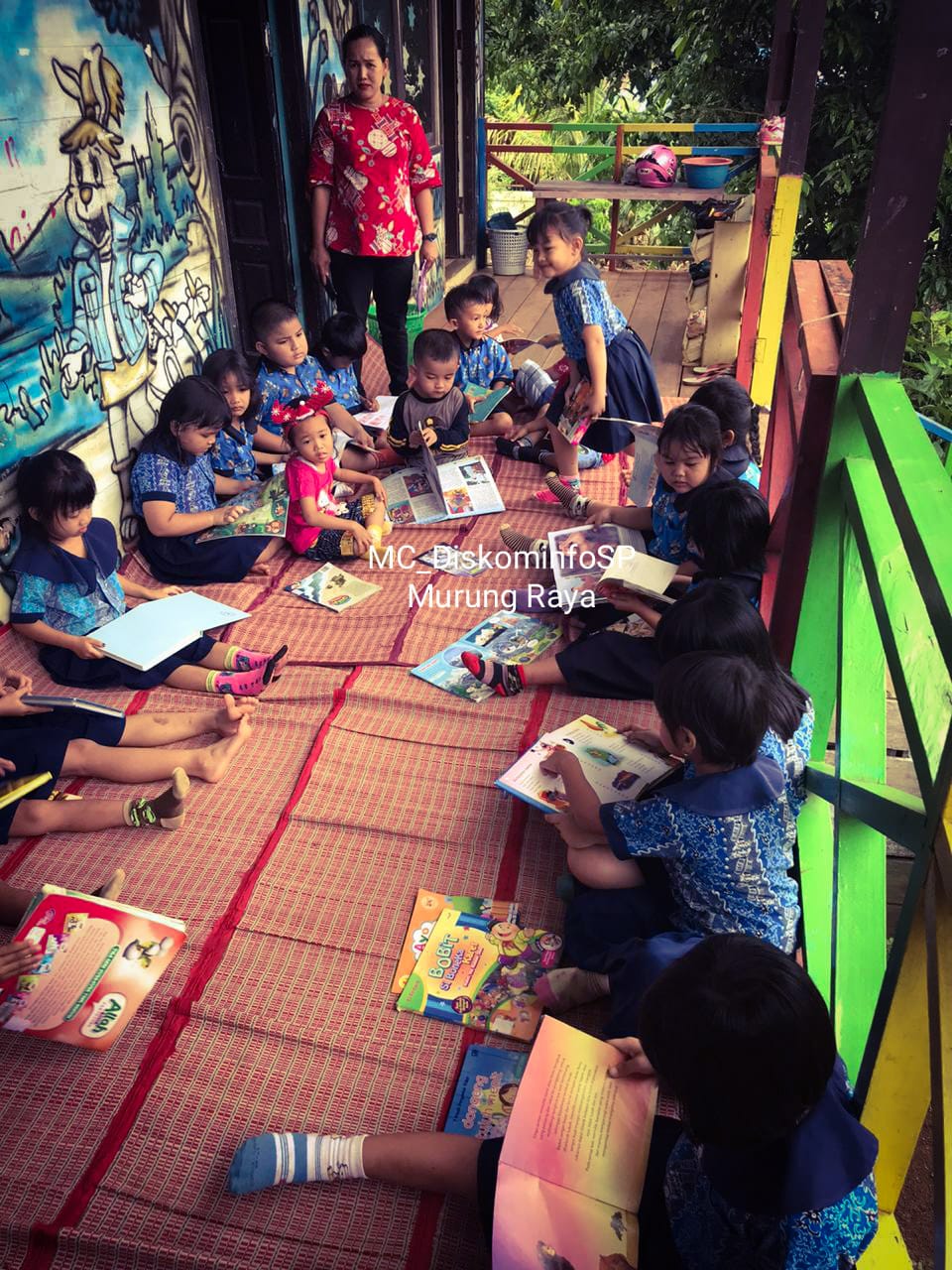 Antusias Anak-Anak Menyambut Kedatangan Perpustakaan Keliling