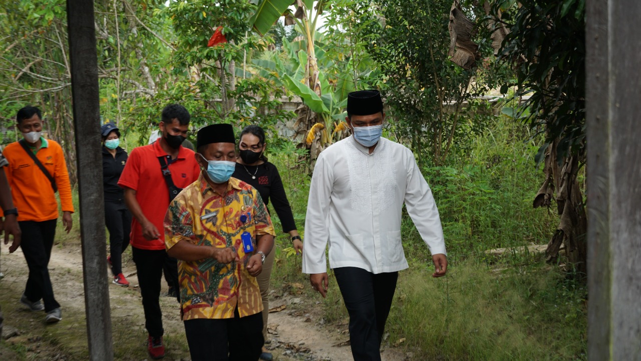 Bentuk Kepedulian Pemerintah, Bupati Serahkan Bantuan Kepada Korban Kebakaran