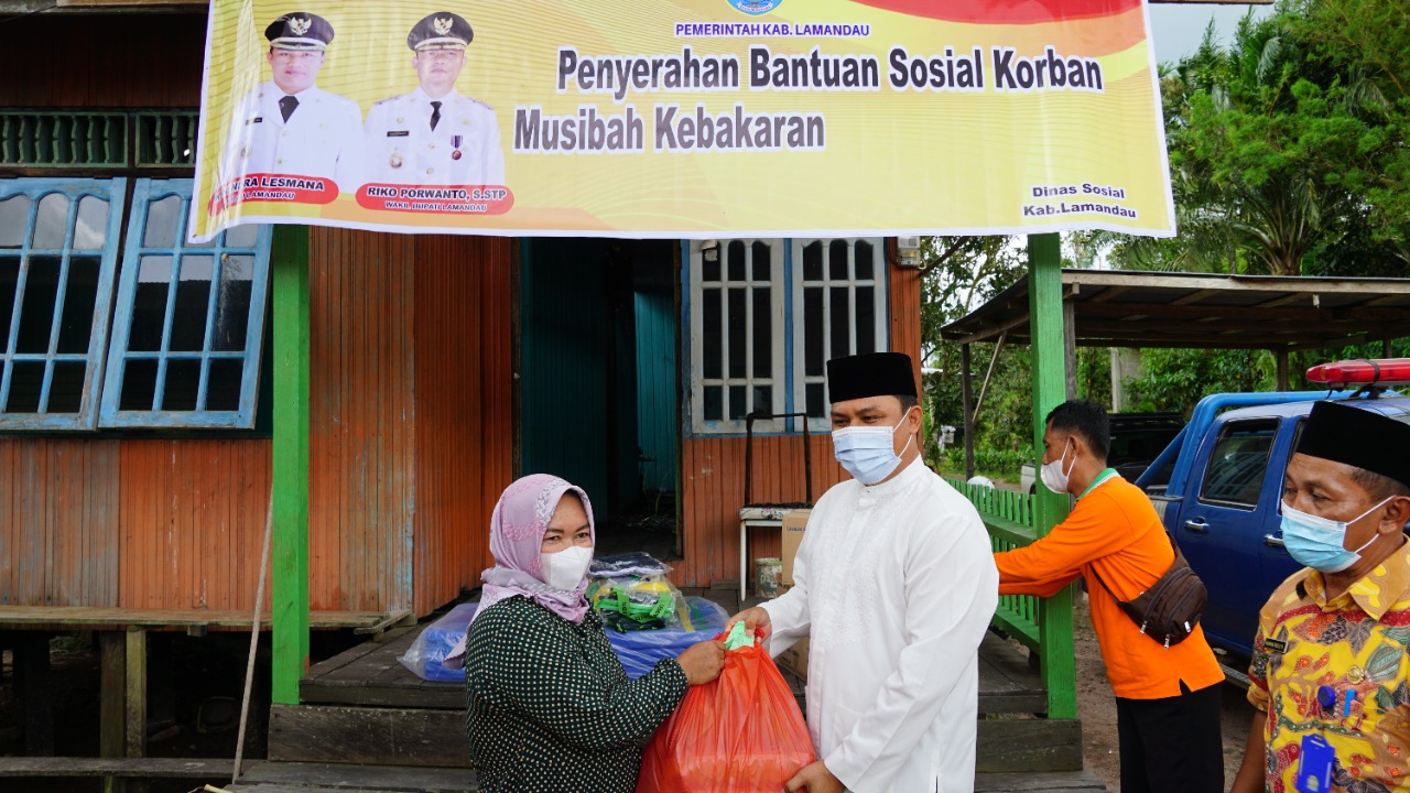 Bentuk Kepedulian Pemerintah, Bupati Serahkan Bantuan Kepada Korban Kebakaran
