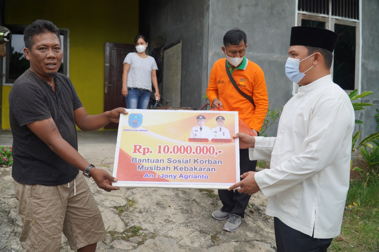 Bentuk Kepedulian Pemerintah, Bupati Serahkan Bantuan Kepada Korban Kebakaran