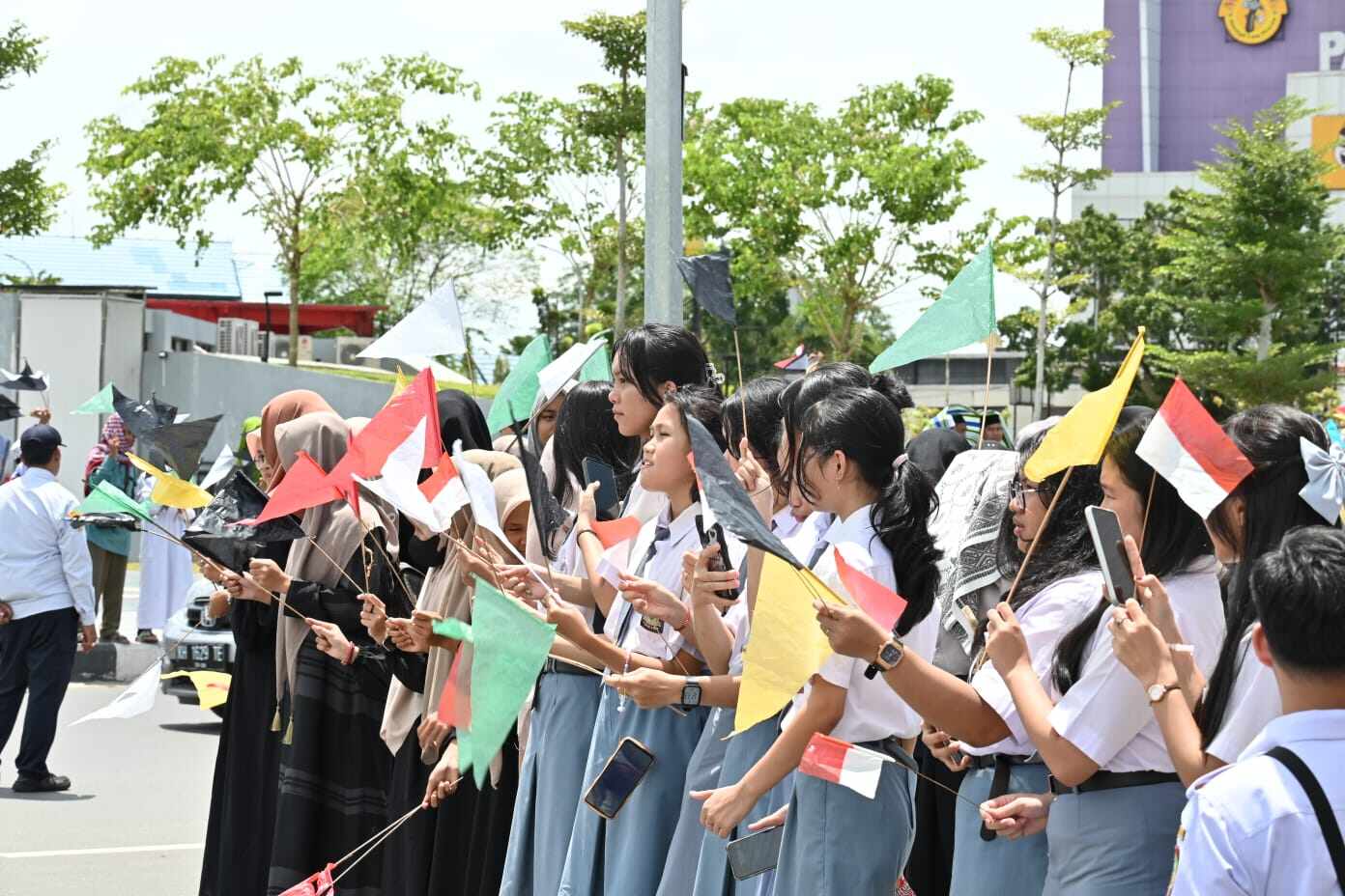 Antusiasme Ratusan Siswa dan Mahasiswa Sambut Gubernur Baru Kalteng, Agustiar Sabran dan Edy Pratowo