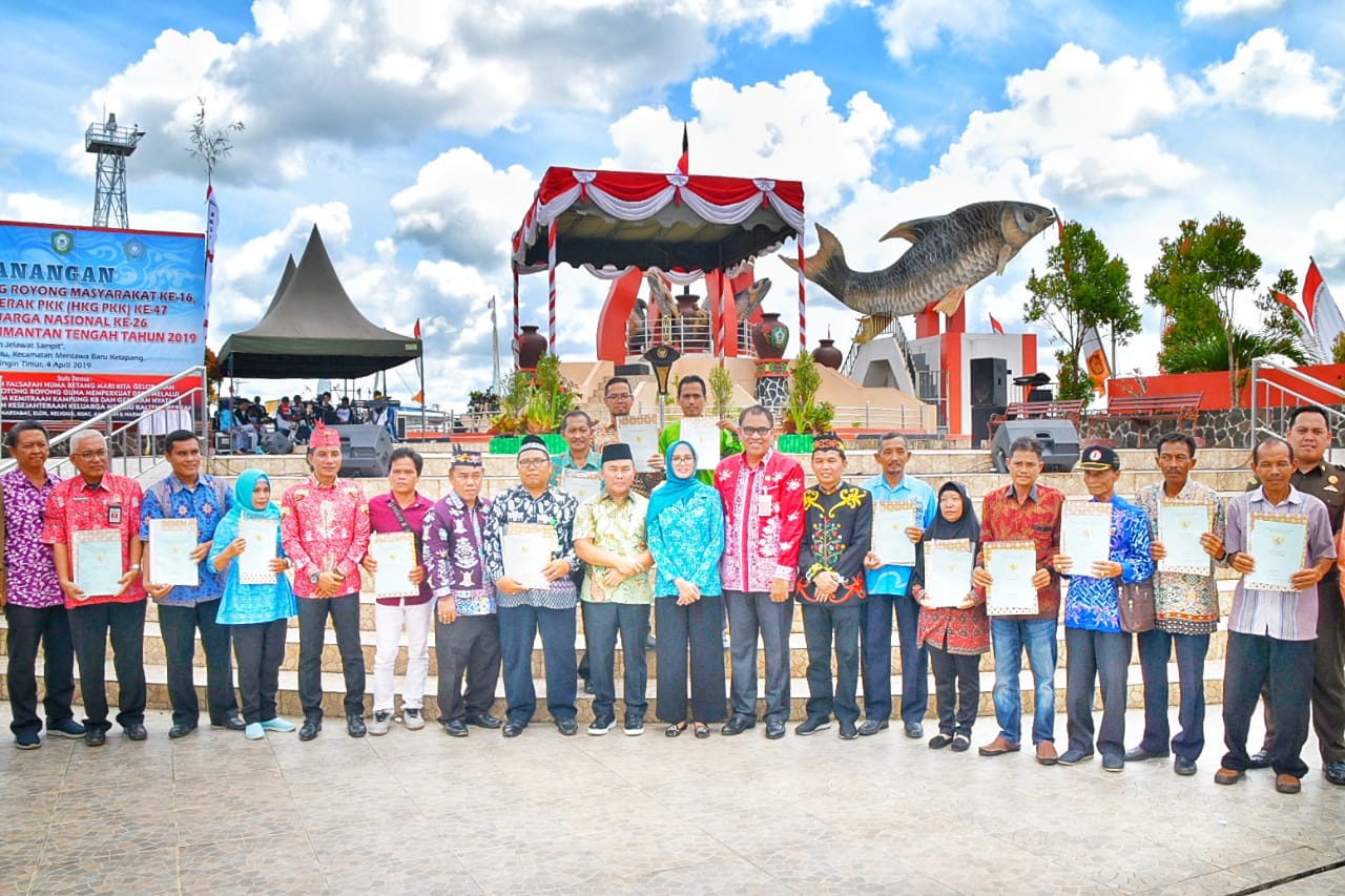 Gubernur Serahkan Hadiah Lomba serta Bantuan Kepada Desa dan Kelurahan Tingkat Provinsi Kalimantan Tengah