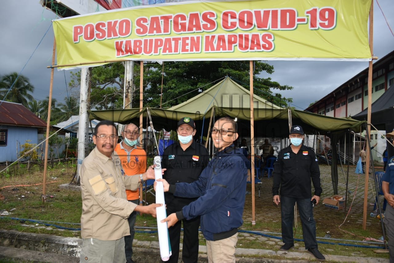 Posko Gugus Tugas Kab. Kapuas Terima Bantuan Spanduk Himbauan Covid-19 dari Bank Mandiri Syariah (BSM)