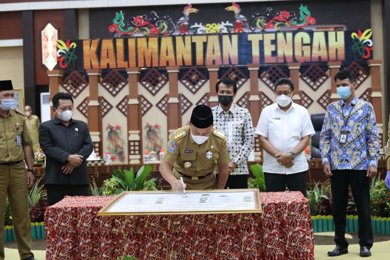 Gubernur H. Sugianto Sabran Bersama Bupati/Walikota Melakukan Penandatanganan Komitmen Bersama Program Pemberantasan Korupsi Terintegrasi Provinsi Kalteng