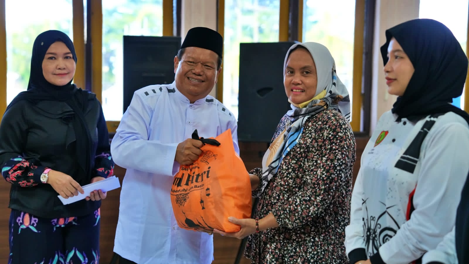 Sambut Hari Raya Idulfitri 1445 H, Sekretariat DPRD Bagikan Tali Asih Kepada Pegawai Non ASN