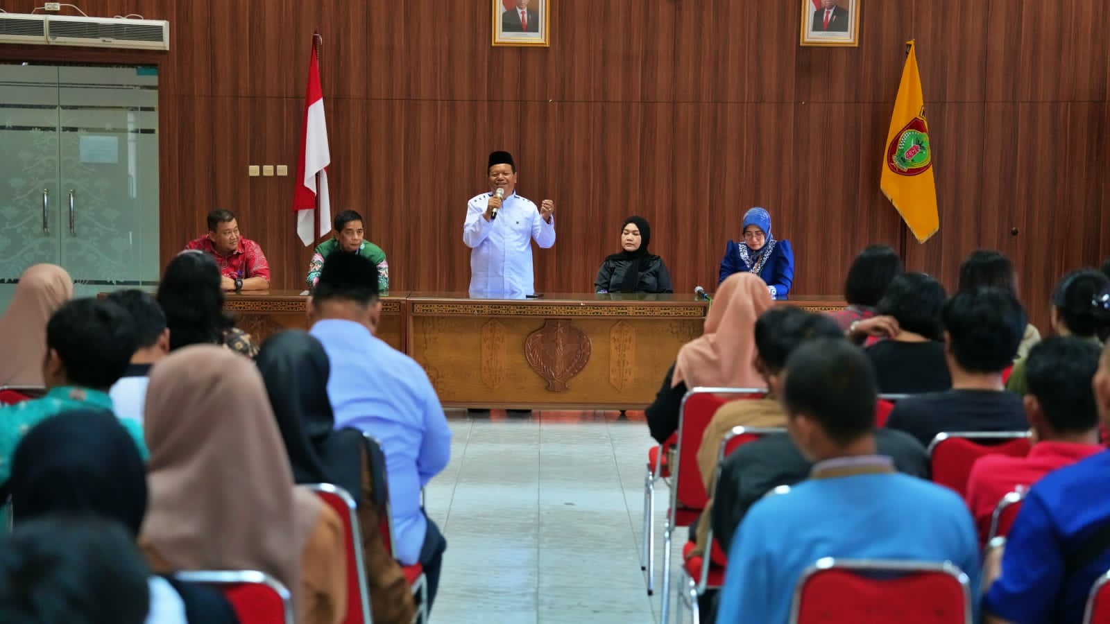 Sambut Hari Raya Idulfitri 1445 H, Sekretariat DPRD Bagikan Tali Asih Kepada Pegawai Non ASN