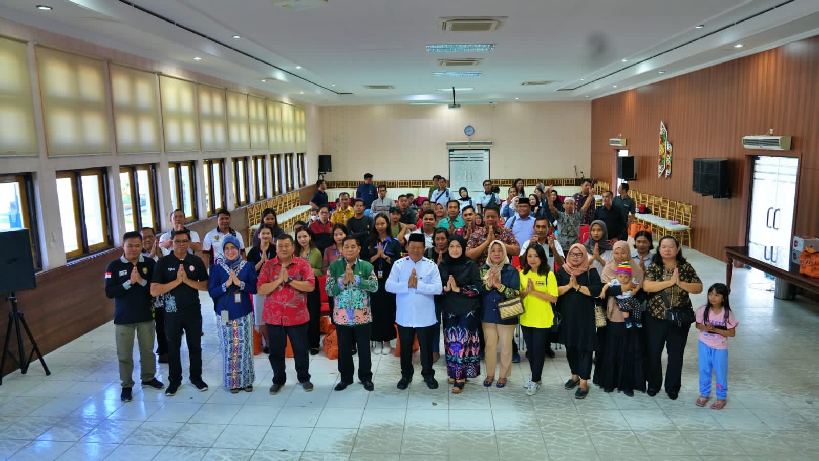 Sambut Hari Raya Idulfitri 1445 H, Sekretariat DPRD Bagikan Tali Asih Kepada Pegawai Non ASN