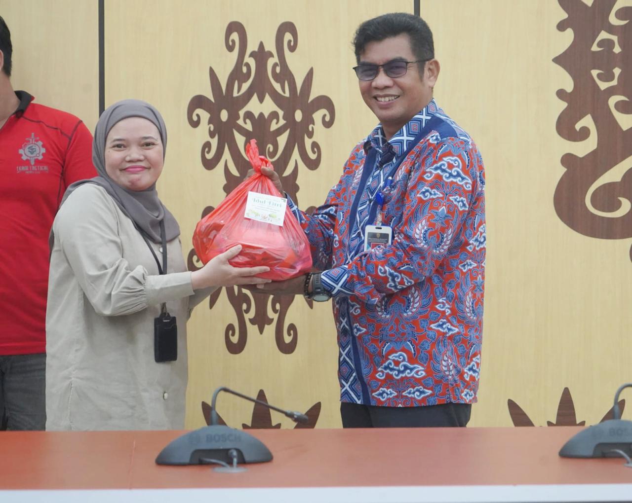 Kadis Kominfosantik Agus Siswadi Serahkan Tali Asih Mitra Media kepada Tenaga Kontrak Lingkup Diskominfosantik