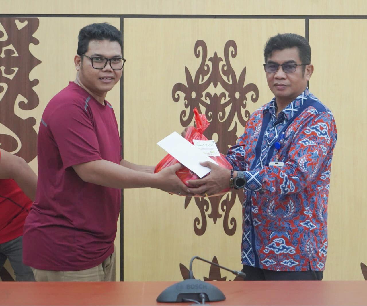 Kadis Kominfosantik Agus Siswadi Serahkan Tali Asih Mitra Media kepada Tenaga Kontrak Lingkup Diskominfosantik