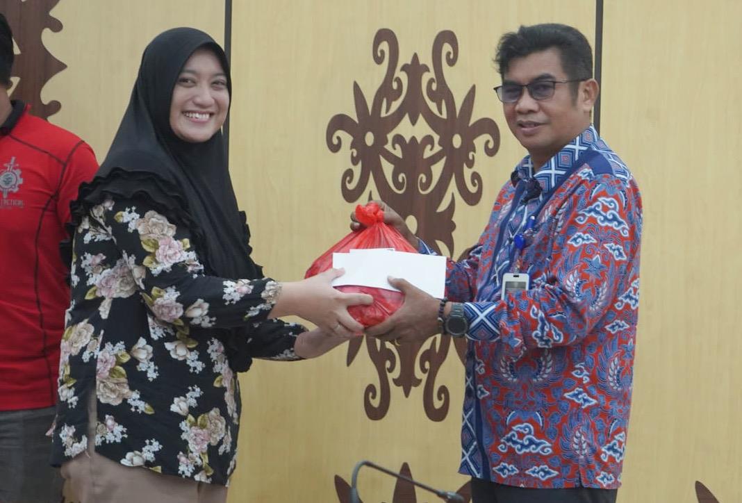Kadis Kominfosantik Agus Siswadi Serahkan Tali Asih Mitra Media kepada Tenaga Kontrak Lingkup Diskominfosantik