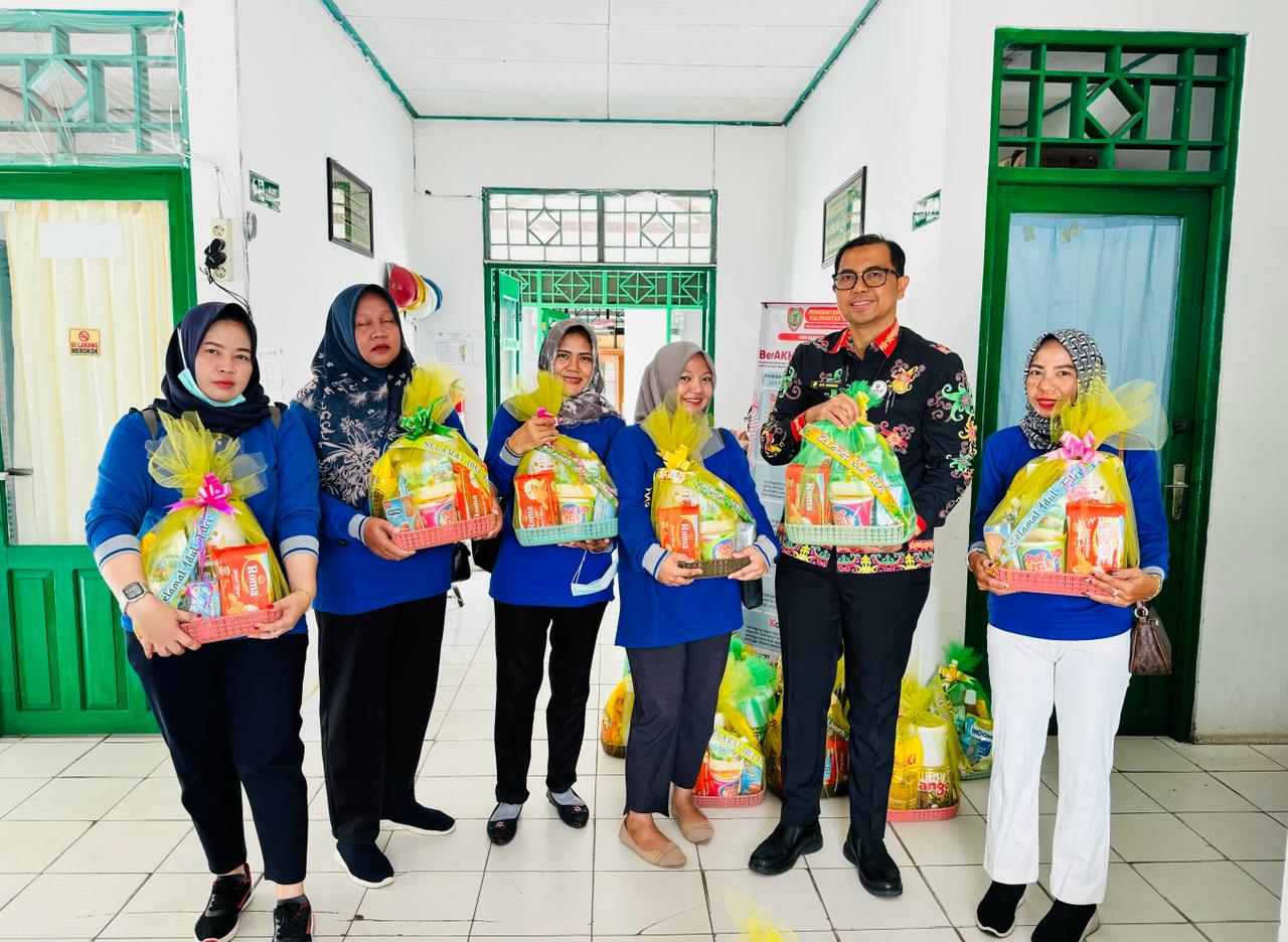 Jelang Lebaran UPT RSUD Hanau Berbagi Bingkisan kepada Tenaga Non ASN