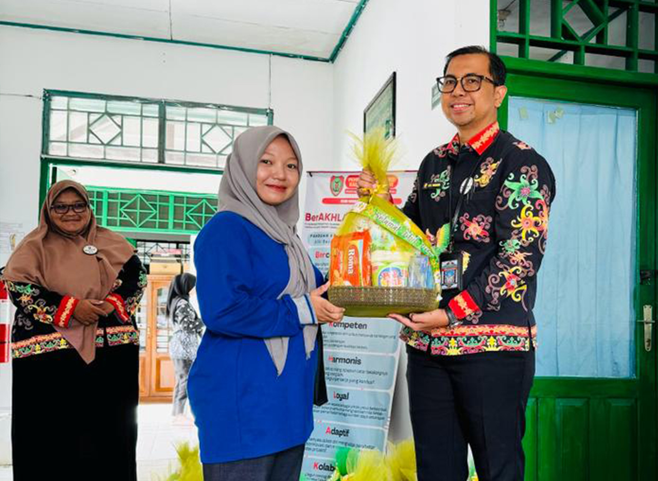 Jelang Lebaran UPT RSUD Hanau Berbagi Bingkisan kepada Tenaga Non ASN