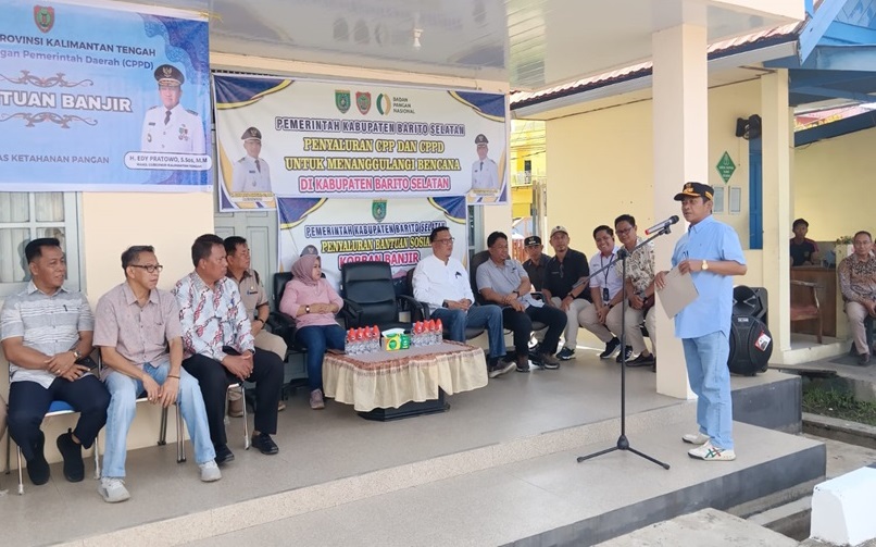 Wabup Barsel Salurkan 29.944 Paket Bantuan untuk Warga Terdampak Banjir
