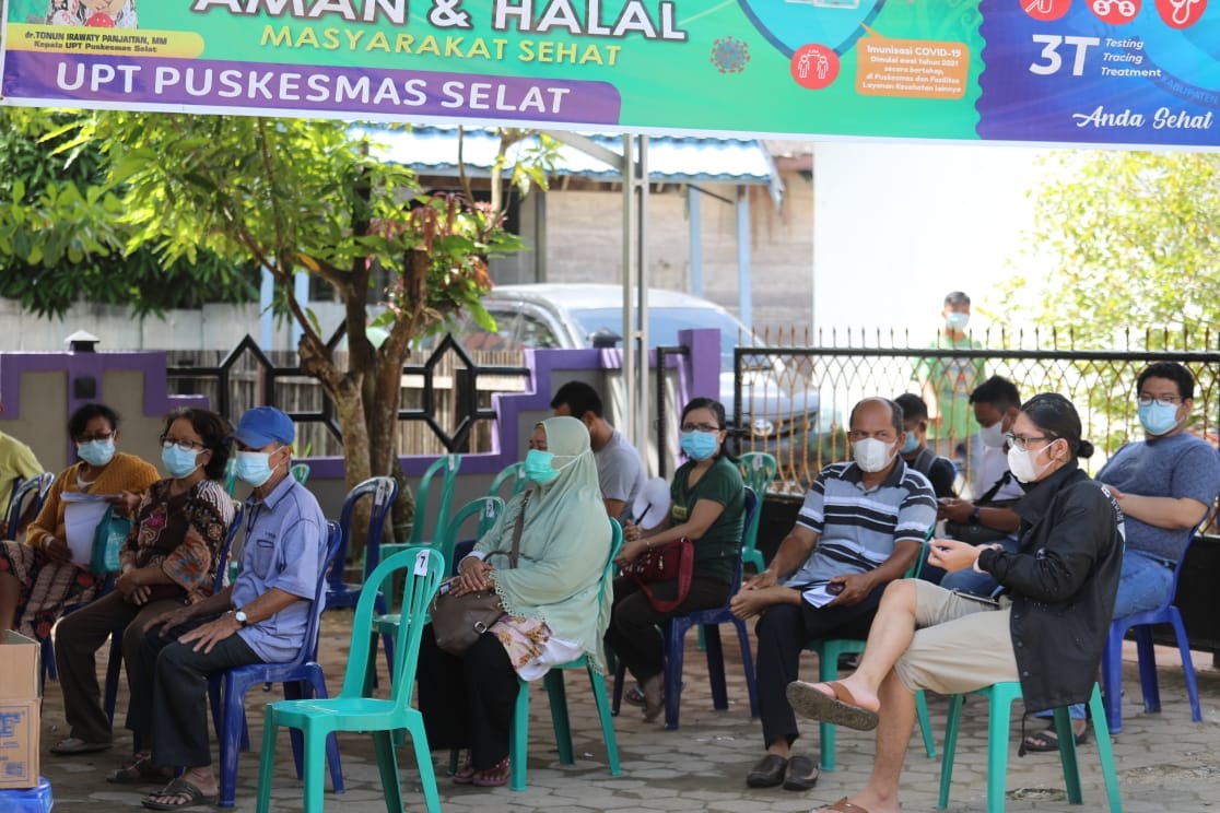 Plt. Sekda Kalteng Tinjau Pelaksanaan Vaksinasi Covid-19 di Puskesmas Selat Kapuas