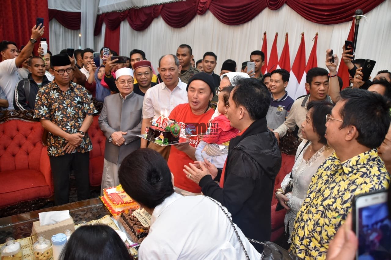 Kejutan Ulang Tahun Kepada Gubernur Kalteng di Istana Isen Mulang