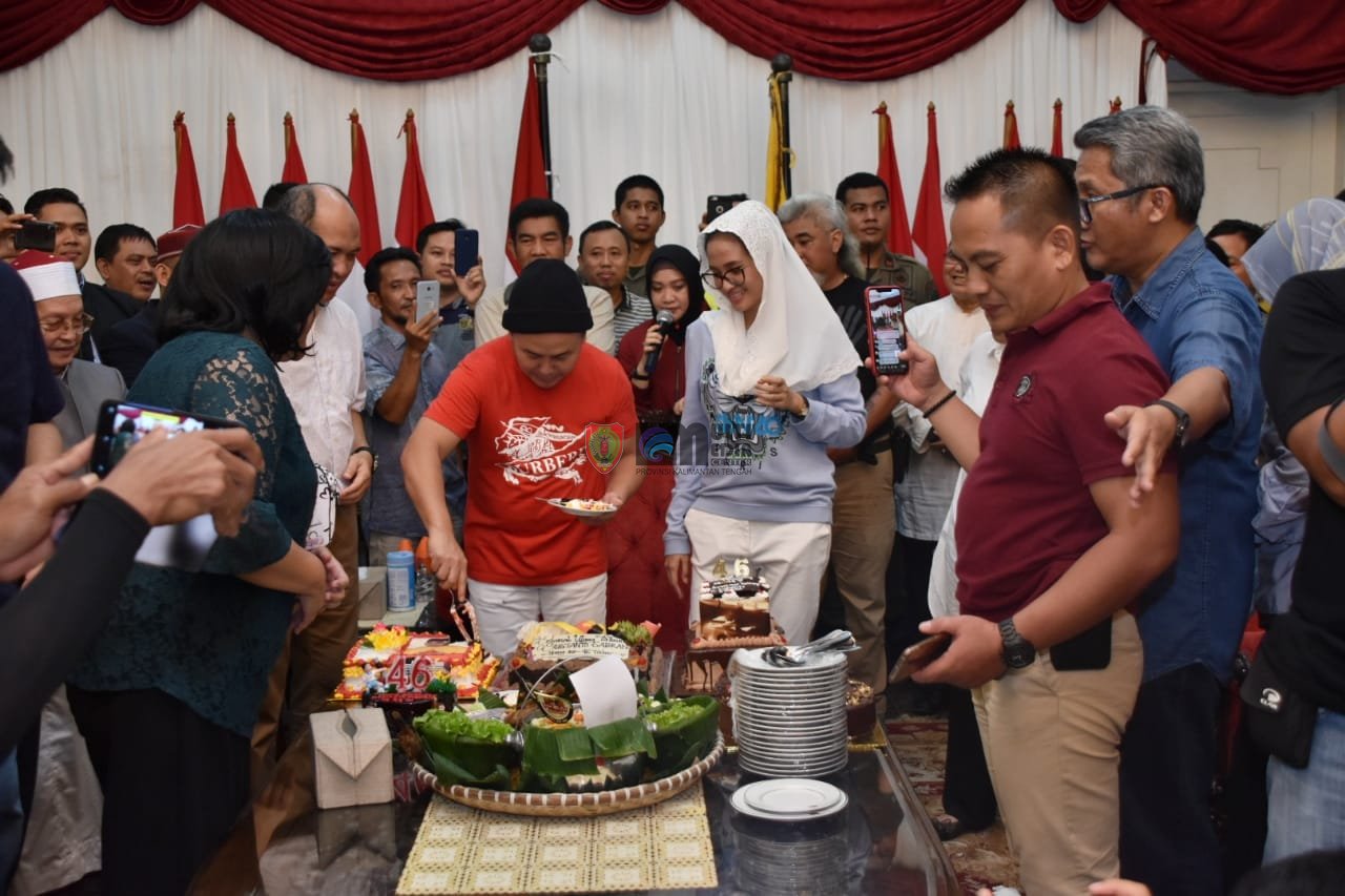 Kejutan Ulang Tahun Kepada Gubernur Kalteng di Istana Isen Mulang