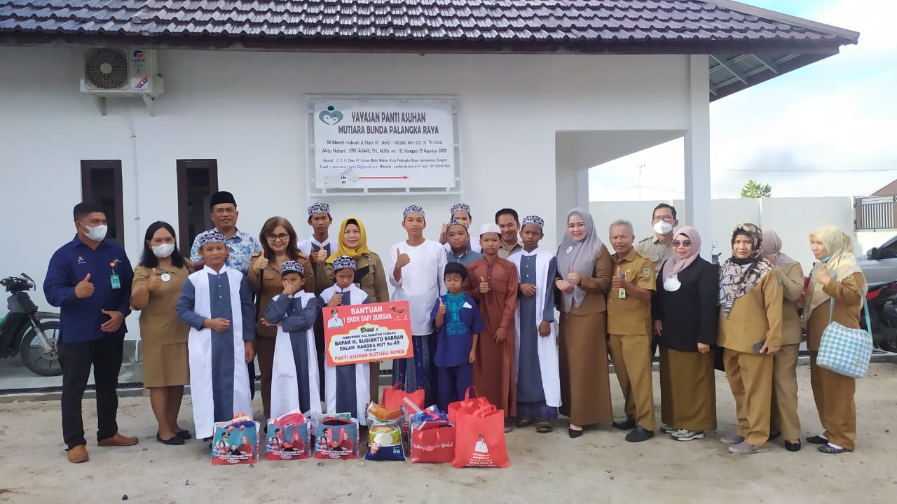Bentuk Rasa Syukur, Gubernur Sugianto Sabran Berikan Hewan Sapi Kurban dan Tali Asih ke Yayasan Panti Asuhan Mutiara Bunda Palangka Raya 