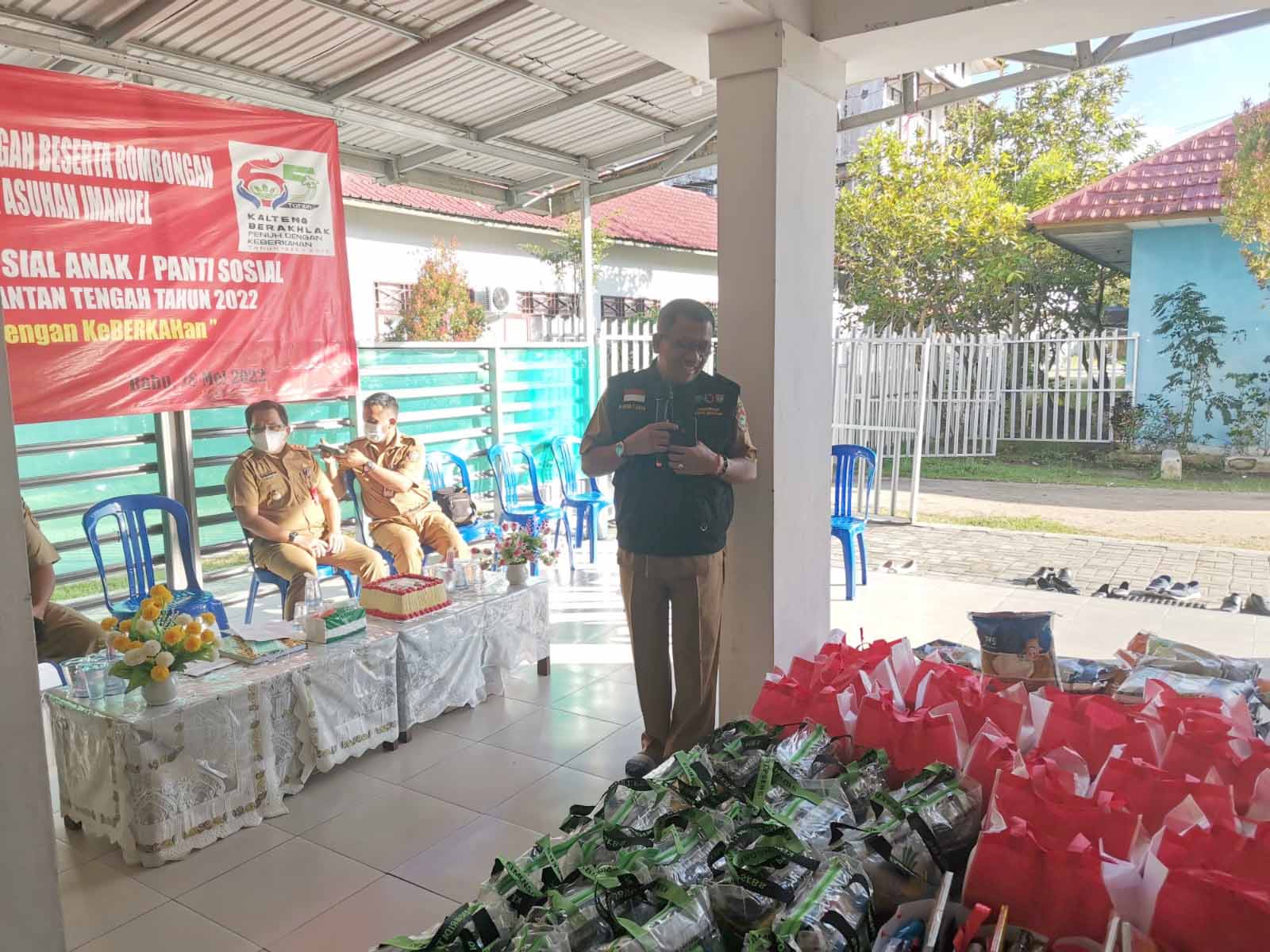 Gubernur Kalteng Berbagi Kasih Melalui Anjangsana ke Panti Asuhan Imanuel
