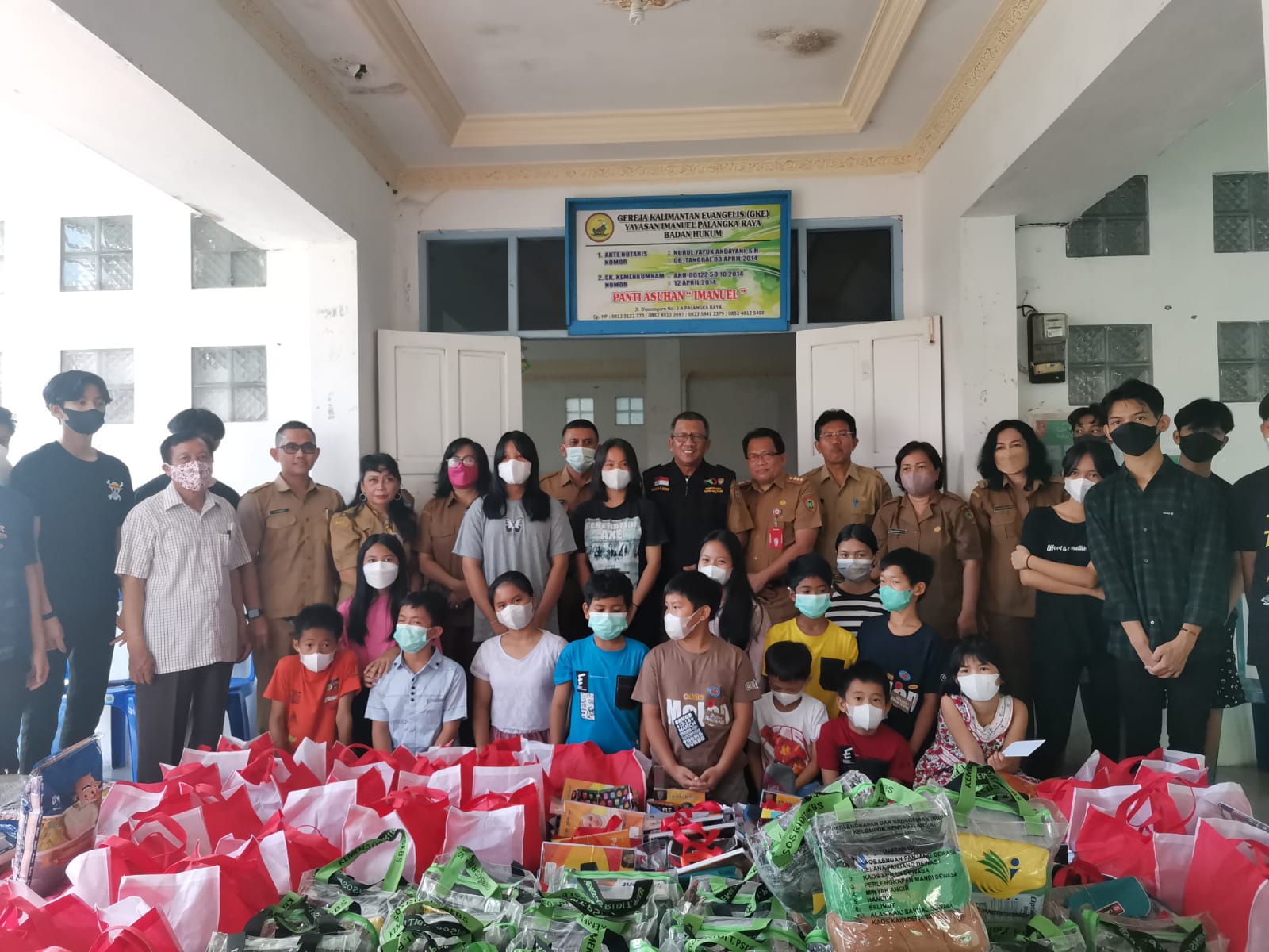 Gubernur Kalteng Berbagi Kasih Melalui Anjangsana ke Panti Asuhan Imanuel