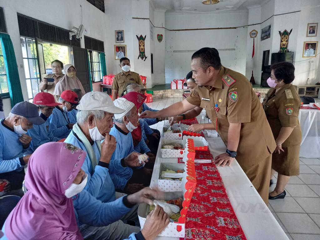 Maknai Ulang Tahun ke 49, Gubernur Sugianto Sabran Berbagi Berkah di Panti Tresna Werda