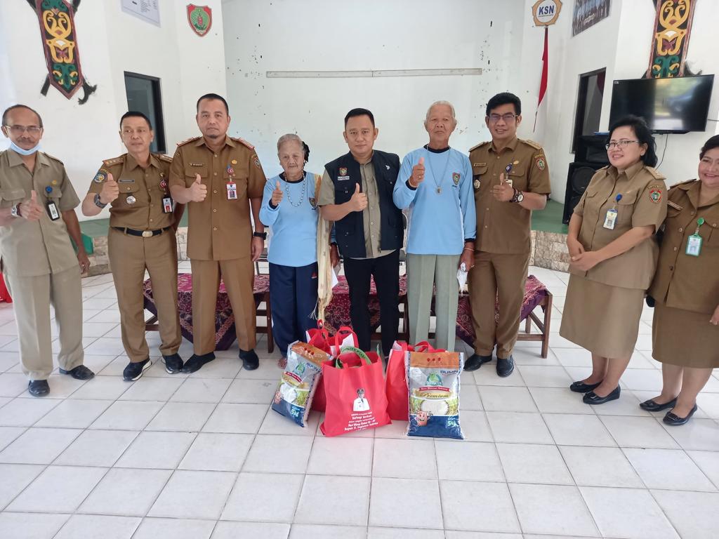 Maknai Ulang Tahun ke 49, Gubernur Sugianto Sabran Berbagi Berkah di Panti Tresna Werda