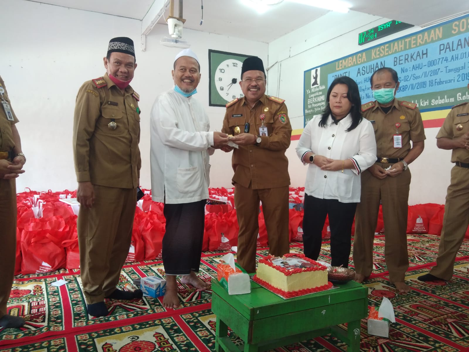 Ulang tahun ke 49, Gubernur Kalteng Berikan Bingkisan ke Panti Asuhan Berkah