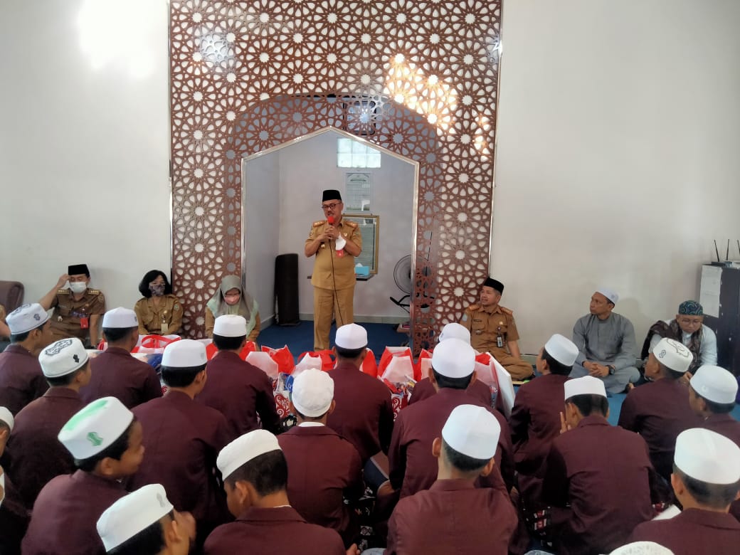 Maknai Syukur Bertambah Usia, Gubernur Kalteng Serahkan Bantuan Sapi Kurban dan Bingkisan Berkah