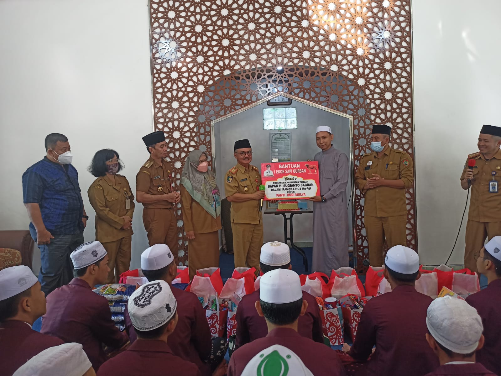 Maknai Syukur Bertambah Usia, Gubernur Kalteng Serahkan Bantuan Sapi Kurban dan Bingkisan Berkah