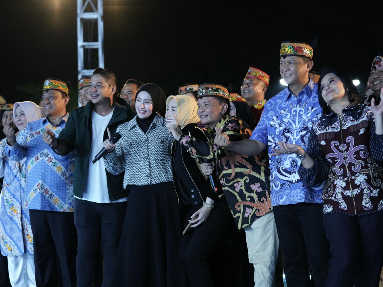 Gubernur Kalteng Resmikan Pos Pengamanan Polisi di RTH Bundaran Besar pada Huma Betang Night Hari Bhayangkara ke-80