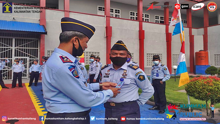 Di Sela Apel Pagi, Kepala Lapas Palangka Raya Periksa Kelengkapan Atribut Pegawai