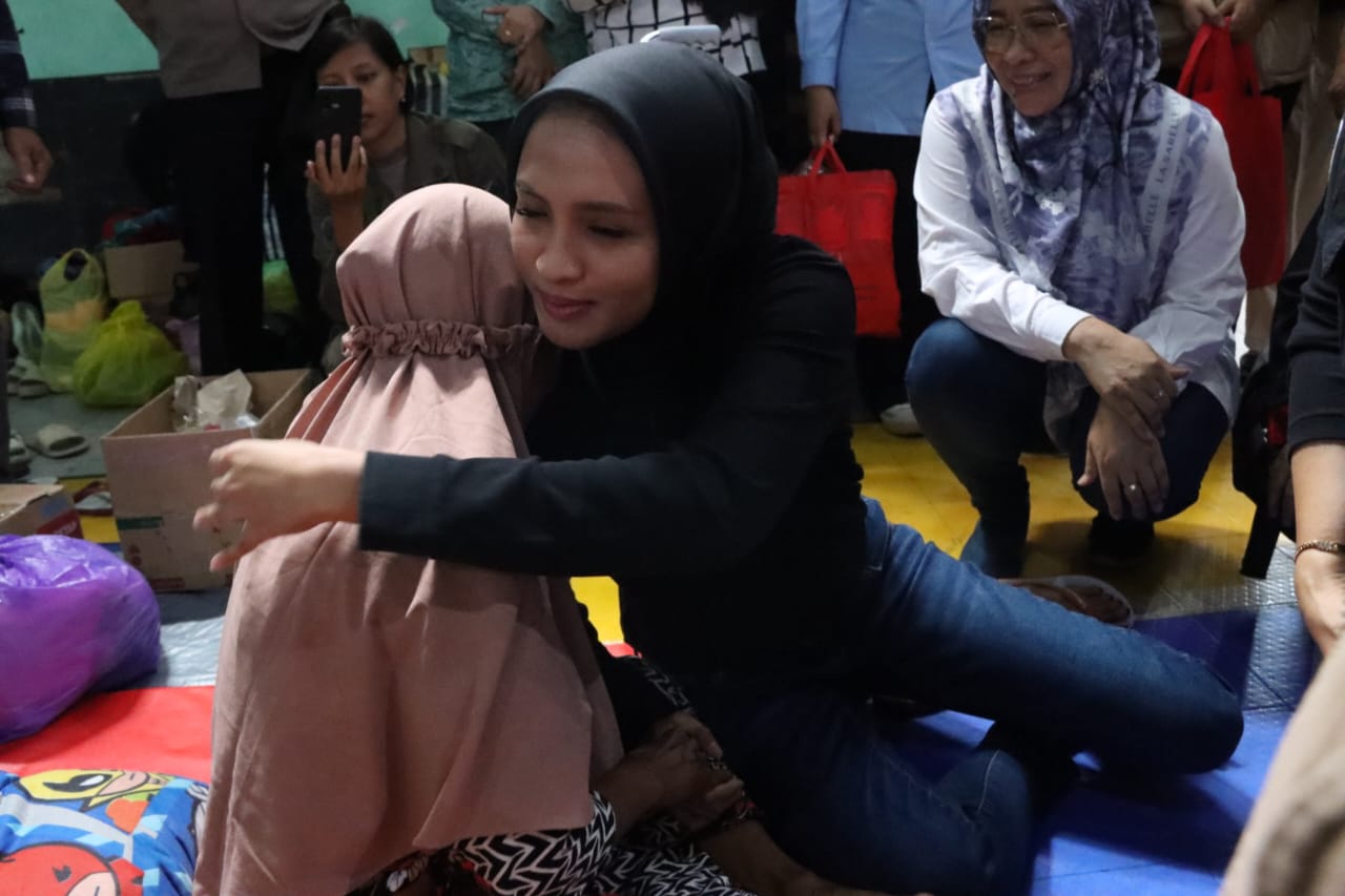 Kunjungi Korban Kebakaran di Flamboyan Bawah, Ivo Sugianto Sabran Serahkan Bantuan Logistik