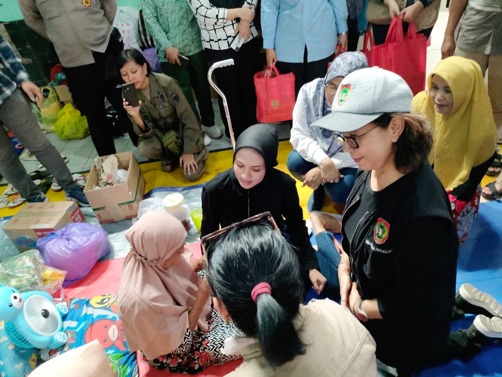 Dinas P3APPKB Beri Bantuan Dukungan Psikologis Awal Bagi Perempuan dan Anak Korban Bencana Kebakaran Flamboyan Bawah
