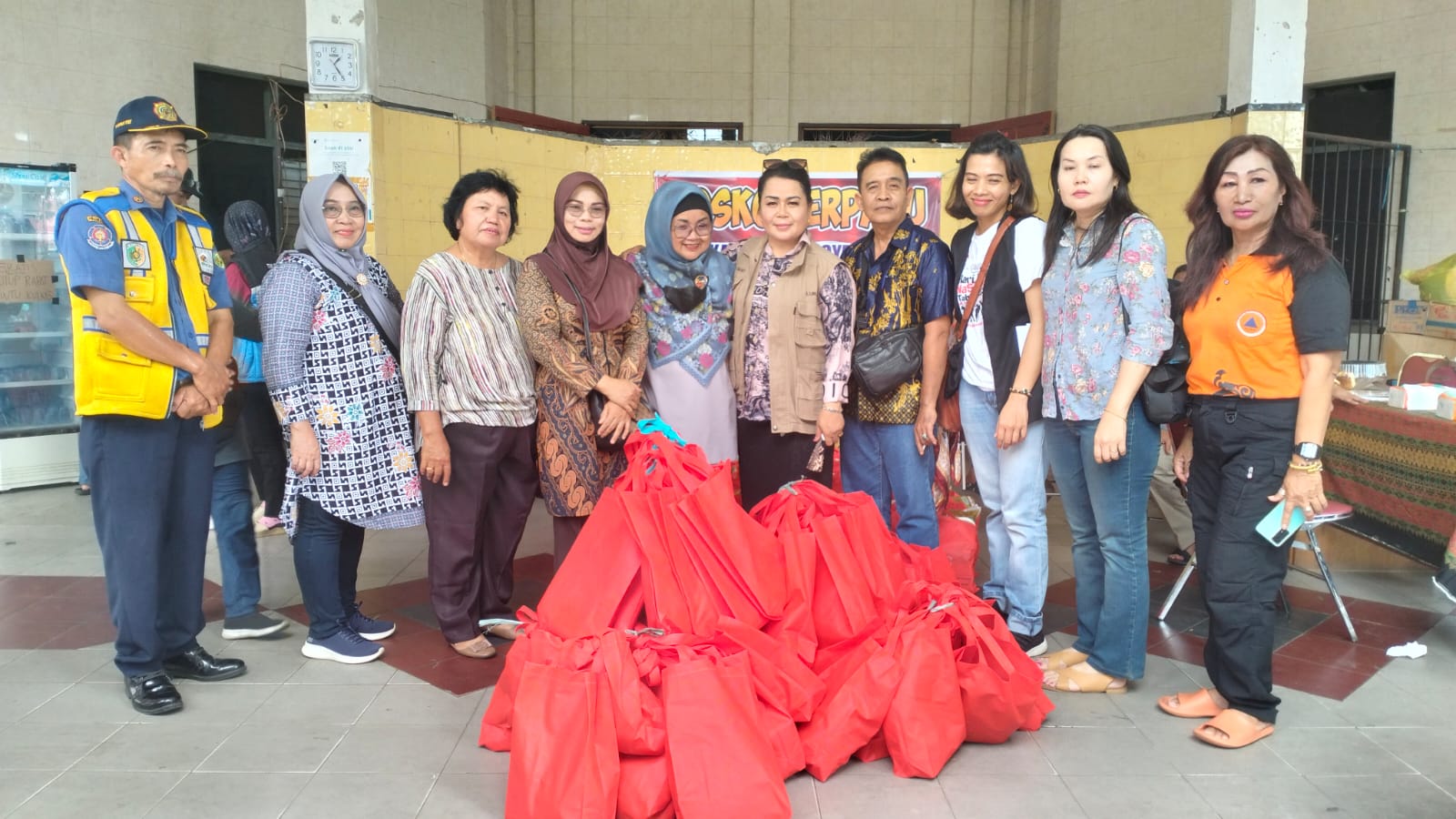 Dinas P3APPKB Beri Bantuan Dukungan Psikologis Awal Bagi Perempuan dan Anak Korban Bencana Kebakaran Flamboyan Bawah