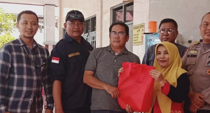Bersama Ketua TP-PKK Ivo Sugianto Sabran, Disdik Turut Berikan Dukungan Kepada Korban Kebakaran Flamboyan Bawah