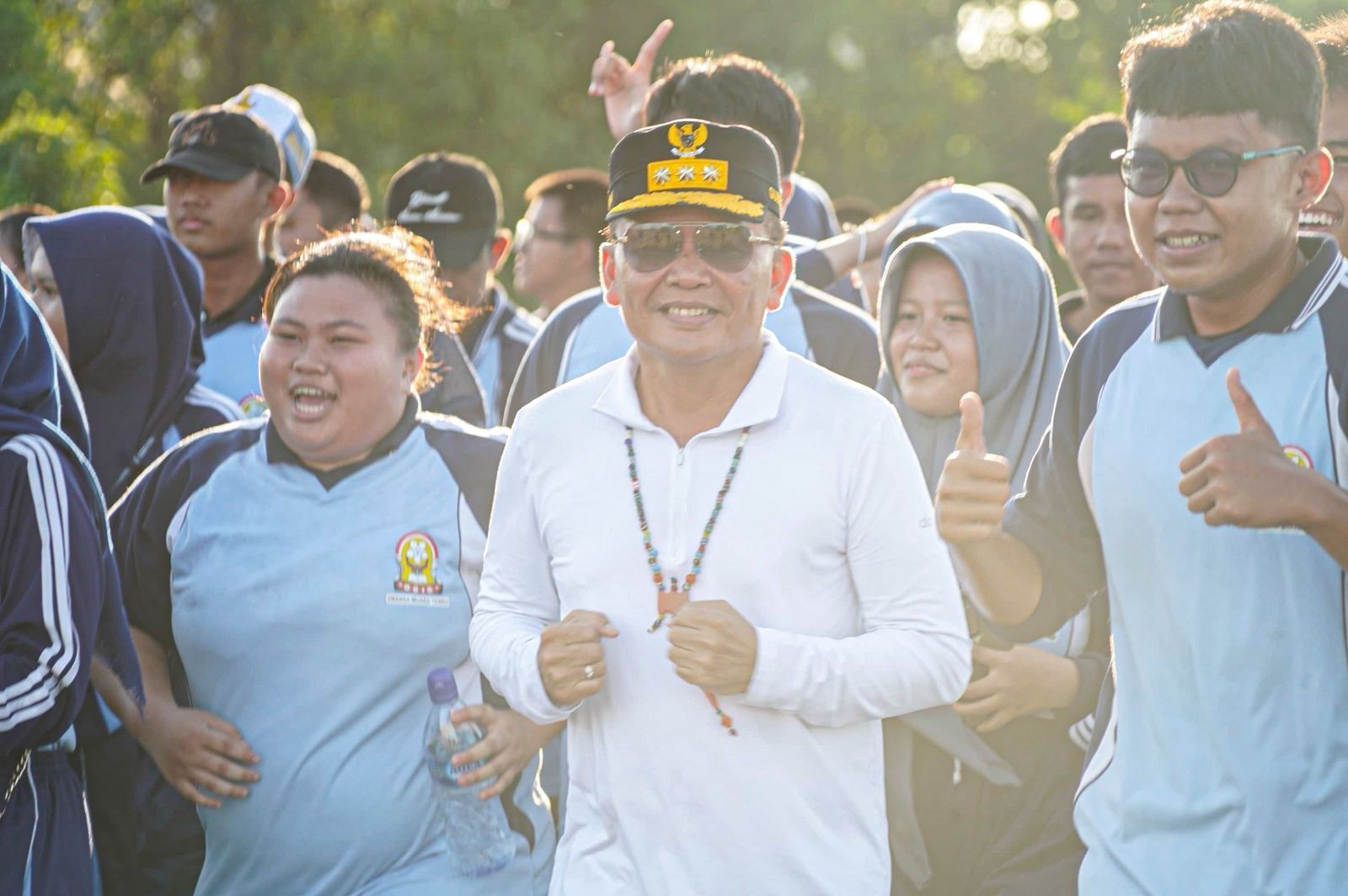 Gubernur Kalteng Ajak Siswa SMAN 1 dan Masyarakat Budayakan Hidup Sehat Lewat Jalan Santai di Muara Teweh