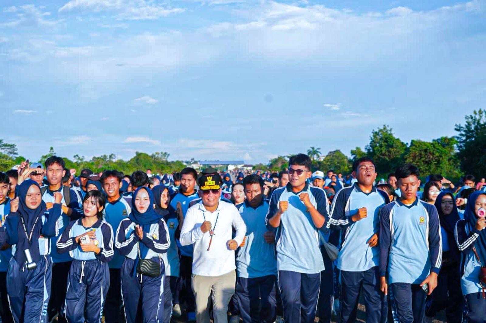 Gubernur Kalteng Ajak Siswa SMAN 1 dan Masyarakat Budayakan Hidup Sehat Lewat Jalan Santai di Muara Teweh