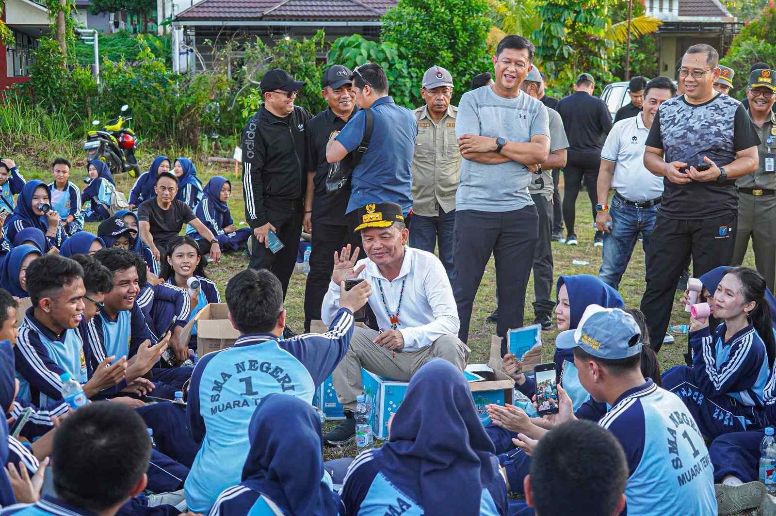 Gubernur Kalteng Ajak Siswa SMAN 1 dan Masyarakat Budayakan Hidup Sehat Lewat Jalan Santai di Muara Teweh