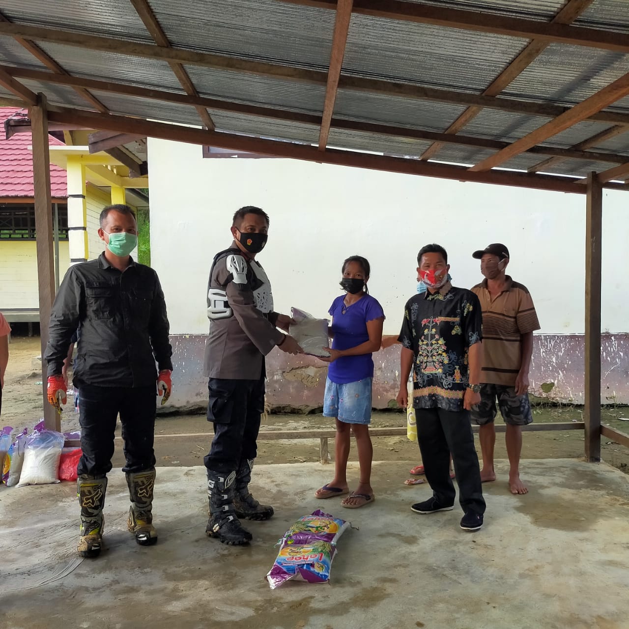 Bupati Salurkan Bansos Bagi Korban Banjir