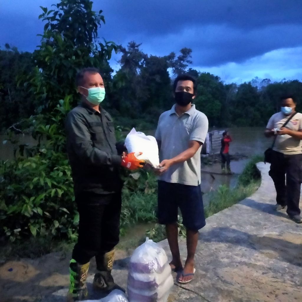 Bupati Salurkan Bansos Bagi Korban Banjir
