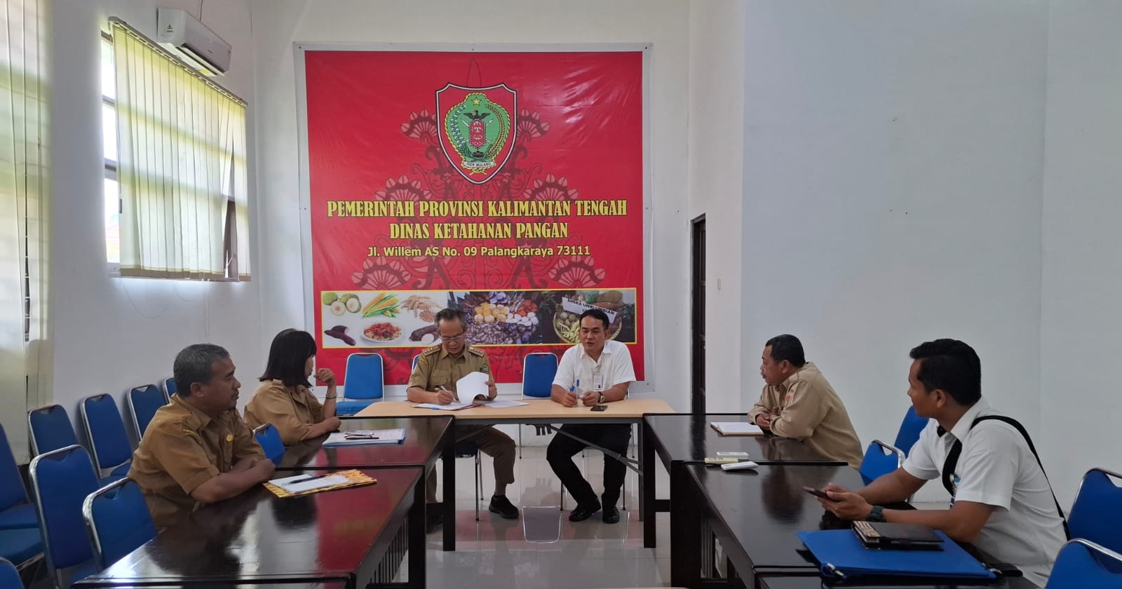 Dinas Hanpang Tandatangani Addendum Kontrak Jual Beli Beras dengan Perum Bulog Kanwil Kalteng