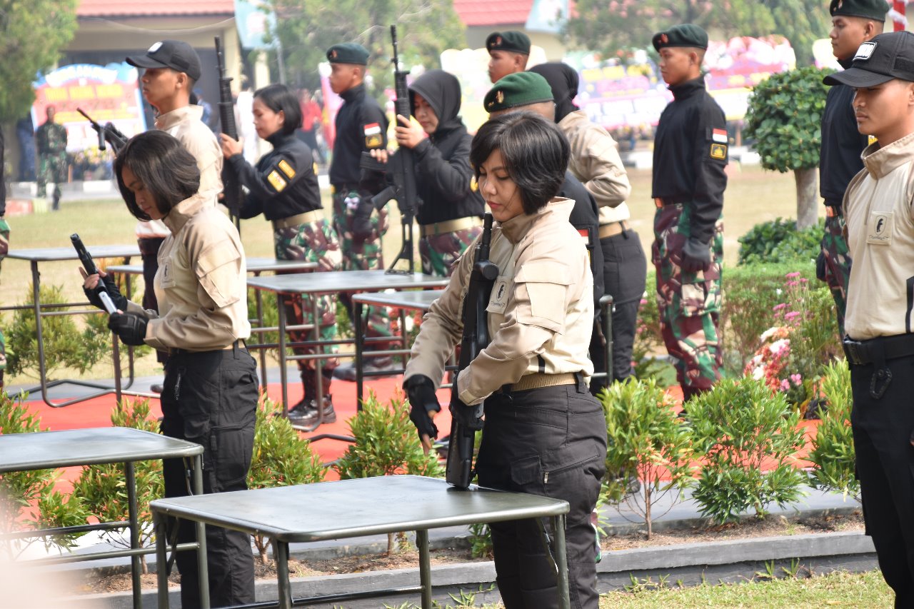 Kowad Korem 102/PJG Dan Polwan Polda Kalteng Peragakan Demonstrasi Bongkar Pasang Senjata