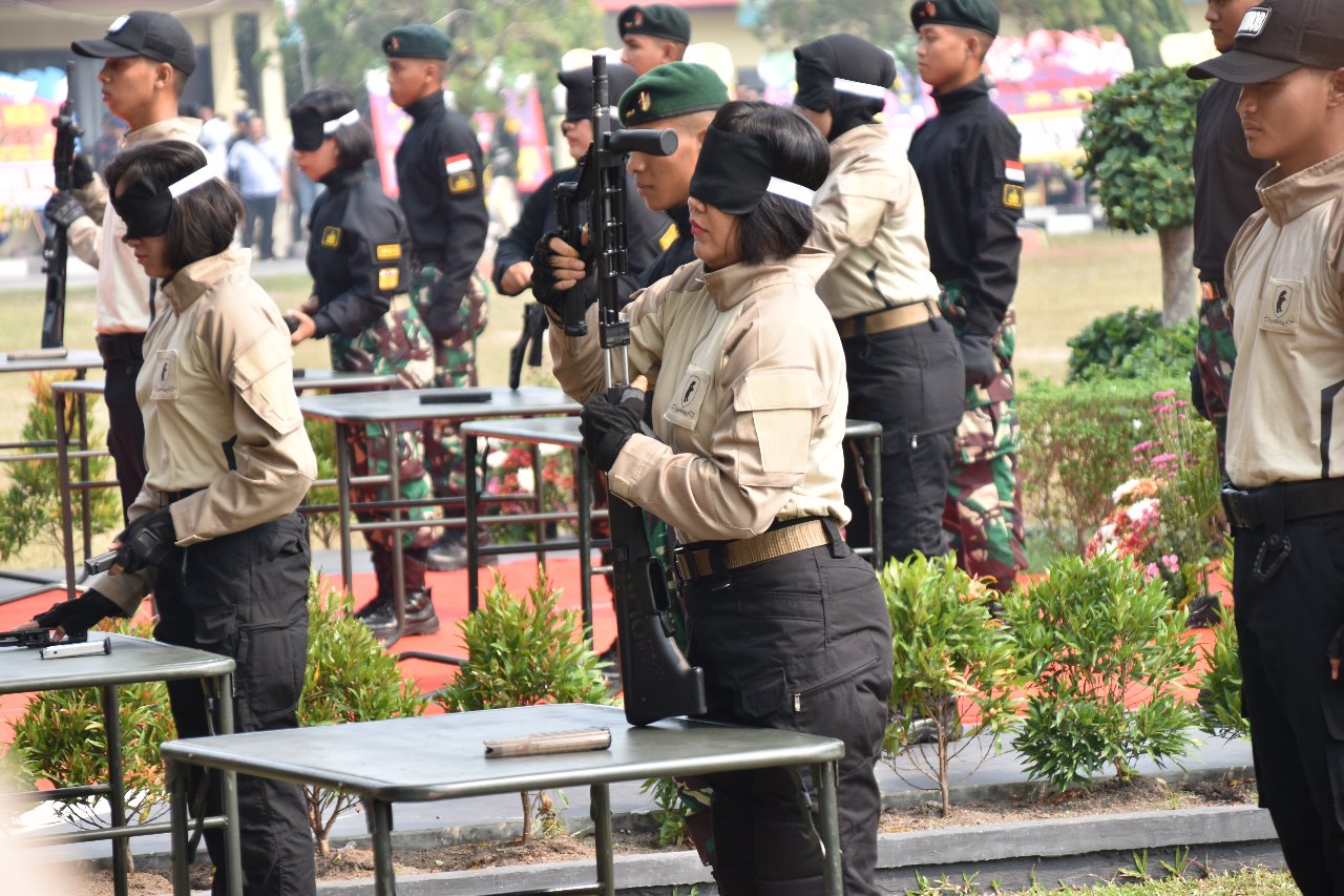 Kowad Korem 102/PJG Dan Polwan Polda Kalteng Peragakan Demonstrasi Bongkar Pasang Senjata